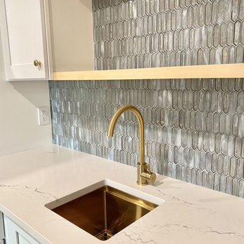 Circa Tile And Stone - Glass tile backsplash. Tile is Komorebi mineral ice from Tilebar. Grout is Bostic dimension diamond. Kitchen by Floors and Walls New York. - Tiling Near Me Circa Tile And Stone - Glass tile backsplash. Tile is Komorebi mineral ice from Tilebar. Grout is Bostic dimension diamond. Kitchen by Floors and Walls New York. - Tiling Near Me