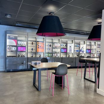 T-Mobile Experience Store - Mobile Phones Near Me - Encino, California T-Mobile Experience Store - Mobile Phones Near Me - Encino, California