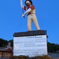Daniel Boone Shell Service Center - Statue of Daniel Boone behind the store. Looked like a ghost town back there.