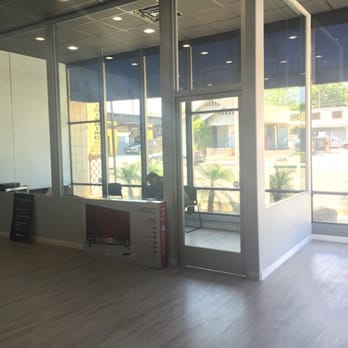 G5 Tint Shop - Nice n bright waiting area with TV and all you can drink mini fridge - Home Window Tinting Near Me - Pasadena, California