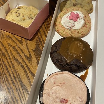 Crumbl - Oro Valley - Bakeries Near Me - Oro Valley, Arizona