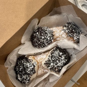 Mike's Pastry - Chocolate chip + Oreo cannoli :) - Bakeries Near Me - Cambridge, Massachusetts