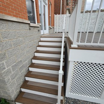 Quinlan Construction - Trex Transcend Lineage Biscayne with Trex Enhanced Naturals Toasted Sand Border, Trex Signature Railings, & HideAway Screens. - General Contractors Near Me - Chicago, Illinois