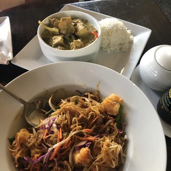 Mu - Pad Thai w shrimp + green curry w tofu. - Thai Near Me - Redlands, California Mu - Pad Thai w shrimp + green curry w tofu. - Thai Near Me - Redlands, California