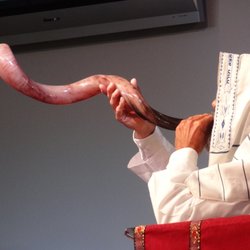 Temple Aviv Judea - Blowing the shofar