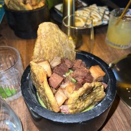 Guacamole con chicharrones Guacamole con chicharrones