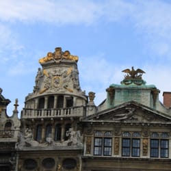 Maison du Cornet - Le Navire qui surplombe la Place.