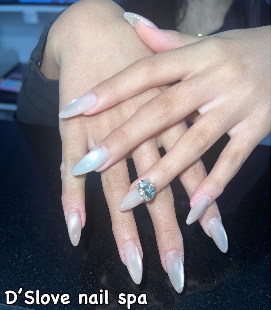 D'slove Nail Spa 2 Logo