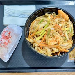 Shrimp udon noodles with mixed vegetables Shrimp udon noodles with mixed vegetables