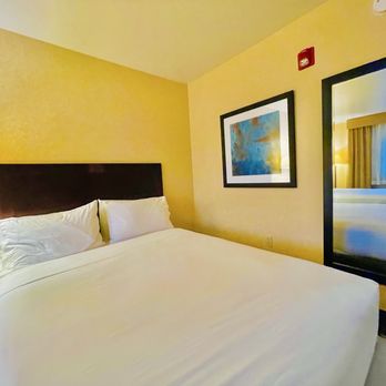 Holiday Inn Express Temecula - Hotels Near Me - Temecula, California