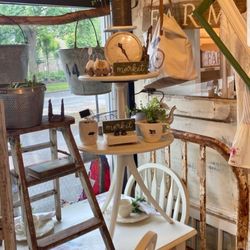 Upcycled Cottage - Farmhouse