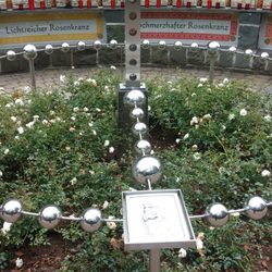 Marienverehrungstätte Härtelwald - Riesen Rosenkranz vor der Madonna