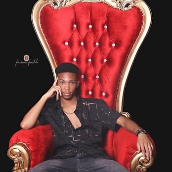 Picture Yourselfie - Throne chair - Session Photography Near Me - Milford, Ohio Picture Yourselfie - Throne chair - Session Photography Near Me - Milford, Ohio