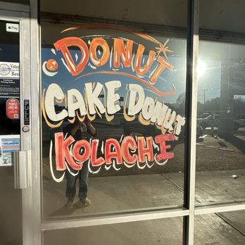 Donut Palace - Conveniently off of FM 725 and the access road 35 north - Donuts Near Me - New Braunfels, Texas