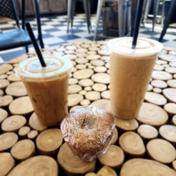 Matador Coffee - Vanilla latte, peanut butter smoothie and a cinnamon streusel muffin - Coffee & Tea Near Me - Flagstaff, Arizona Matador Coffee - Vanilla latte, peanut butter smoothie and a cinnamon streusel muffin - Coffee & Tea Near Me - Flagstaff, Arizona
