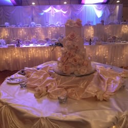 J. Kitching Floral Designs - Christopher John flowers on the wedding cake - beautiful!