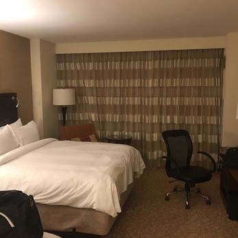 Milwaukee Marriott Downtown - Double room - bed by the window - Hotels Near Me - Milwaukee, Wisconsin Milwaukee Marriott Downtown - Double room - bed by the window - Hotels Near Me - Milwaukee, Wisconsin