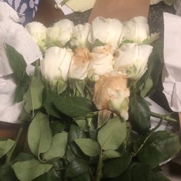 This is just one of the bundles that had dead roses in the middle. This is just one of the bundles that had dead roses in the middle.