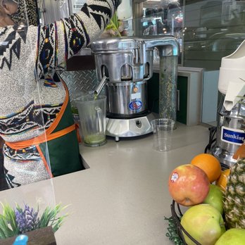 Salad Bar - Juicer - Juice Bars & Smoothies Near Me - Los Angeles, California