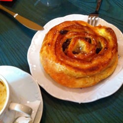 Casa Gorreta - Cafetito con leche y rollo de crema con pasas y nueces