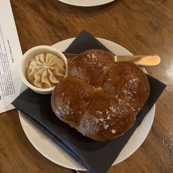 Hippo - The bread is so good omg - American Near Me - Los Angeles, California