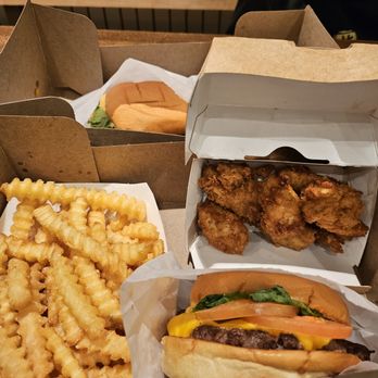 Shake Shack Santa Monica - Crinkle cut fries, cheeseburger, and chicken nuggets - Burgers Near Me - Santa Monica, California