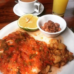 La Media Naranja - Huevos rancheros w/potatoes, beans, coffee and juice. 75 pesos.