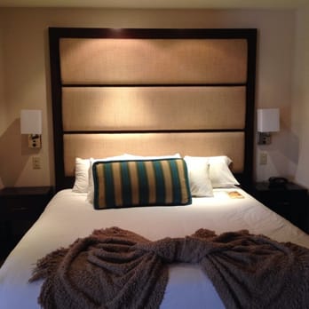 Humphreys Half Moon Inn - King size bed - San Diego, CA