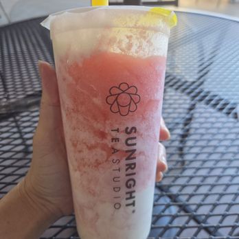 Sunright Tea Studio - Diamond Jamboree Center - Strawberry frostie - Bubble Tea Near Me - Irvine, California