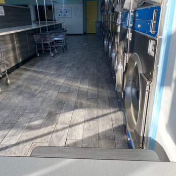 Clean Bubbles Laundromat - Machines and carts - Laundromat Near Me - South Pasadena, California