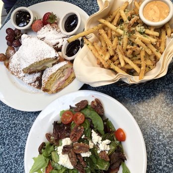 Cafe Orleans - Monte cristo sandwich, pommes frites, la salad de maison - Cajun/Creole Near Me - Anaheim, California