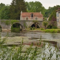 Le Puyfavard - Bourdeilles, with a fortress dating back to the 13th and 14th century and which has defensive walls.