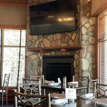 Redwood Steakhouse & Brewery - Interior - New American Near Me - Flint, Michigan