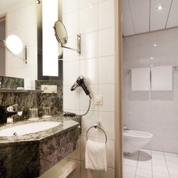 Mövenpick Hotel - Bathroom classic room