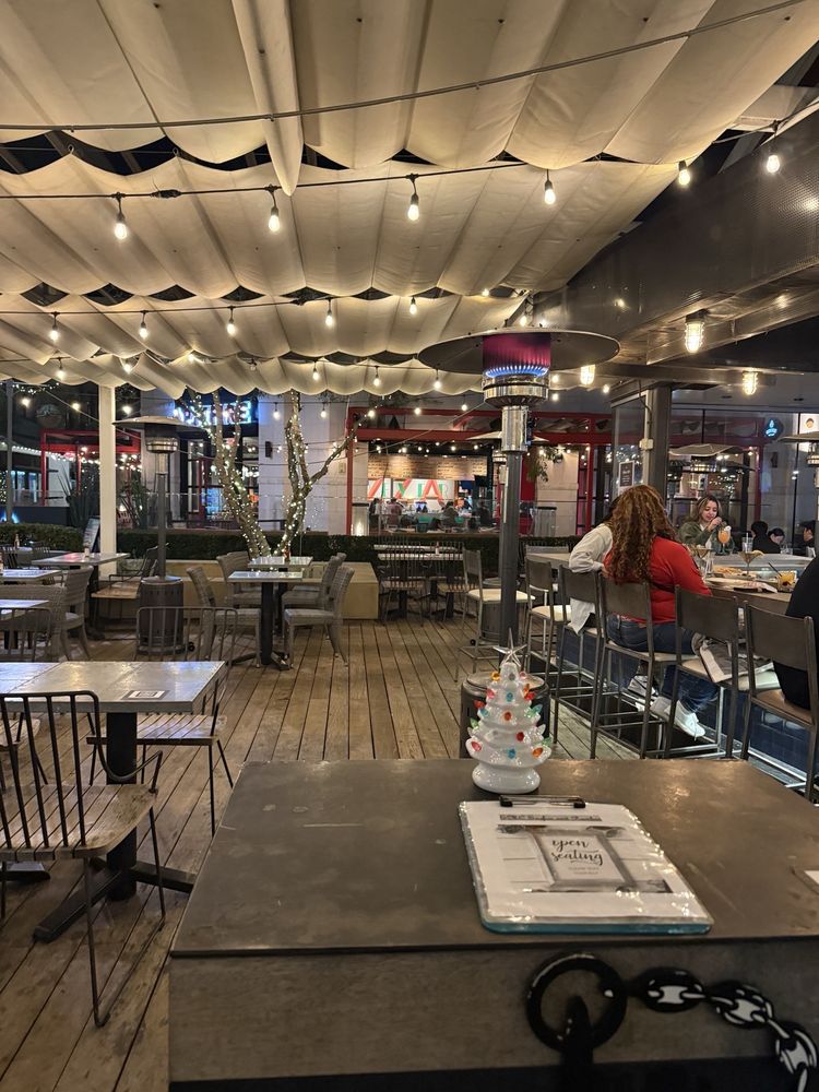 EMC Seafood & Raw Bar - Woodland Hills