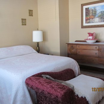 Baldwin House - Master Bedroom with queen size bed - Guest Houses Near Me - Streator, Illinois Baldwin House - Master Bedroom with queen size bed - Guest Houses Near Me - Streator, Illinois