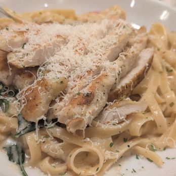 Olive Garden Italian Restaurant - Creamy garlic fettuccine with chicken - Italian Near Me - American Fork, Utah