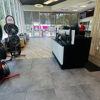 Discount Tire - Inside shop - Tires Near Me - Saint Cloud, Florida