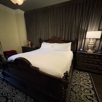 Le Pavillon Hotel - The bed. Very comfortable. - Hotels Near Me - New Orleans, Louisiana Le Pavillon Hotel - The bed. Very comfortable. - Hotels Near Me - New Orleans, Louisiana