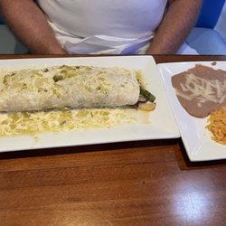Goredo burrito, pulled pork, sautéed onions and green pepper in a green cream sauce.