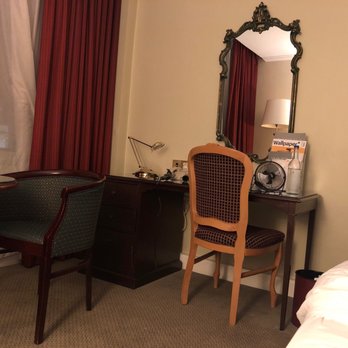 Holiday Inn - Crappy old furniture in forest floor room - Hotels Near Me - London, XGL Holiday Inn - Crappy old furniture in forest floor room - Hotels Near Me - London, XGL
