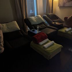 Bucca Reflexology & Foot Spa - Reclined chairs during feet and leg massages