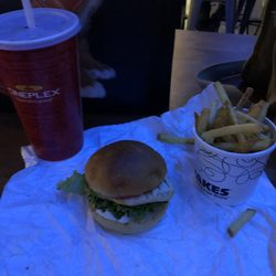 Cineplex- Starcité - Combo grilled chicken sandwich Fries and large coke 18$