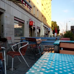 Café Cantona - Draussen
