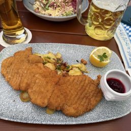 Schnitzel "Wiener Art" vom Schwein mit Zitrone und Preiselbeeren