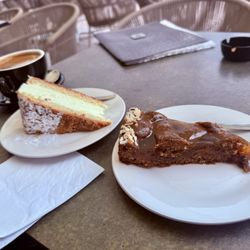 Café Hindenburg - Bienenstich (bee sting) and Linzer