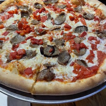 Benjamin's Pizza Kitchen & Bar - Itallian Sausage and Pepper Pizza - Pizza Near Me - Roanoke, Texas