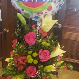 Beautiful birthday flowers that lasted 2 full weeks. Beautiful birthday flowers that lasted 2 full weeks.