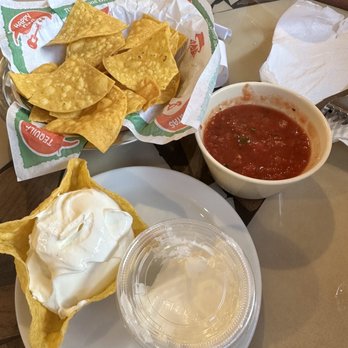 El Vaquero Dundee - Awesome chips and salsa!  Trying the Queso next time! - Mexican Near Me - Dundee, Michigan