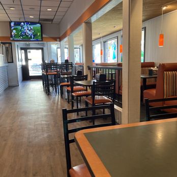 Round Table Pizza - I wish they can Remodel! - Pizza Near Me - Scotts Valley, California
